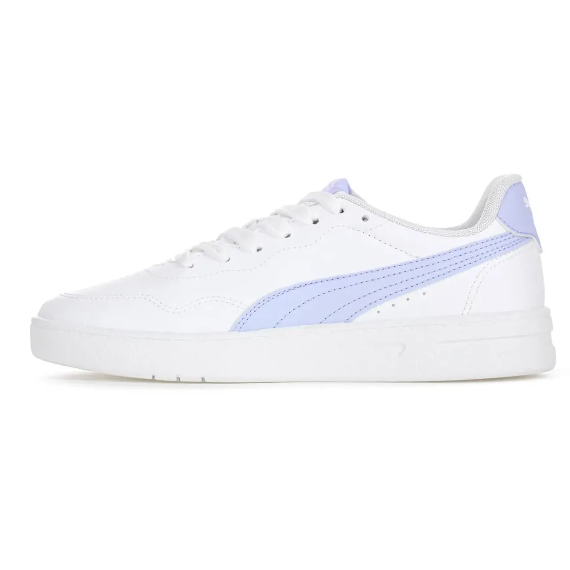 Tênis Puma Court Lally branco em ângulo lateral mostrando detalhes do design e sola